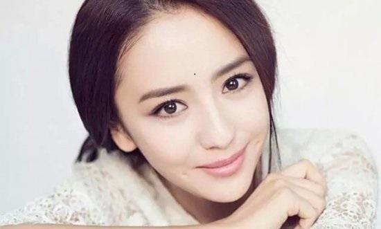 眉心右侧有痣的女人