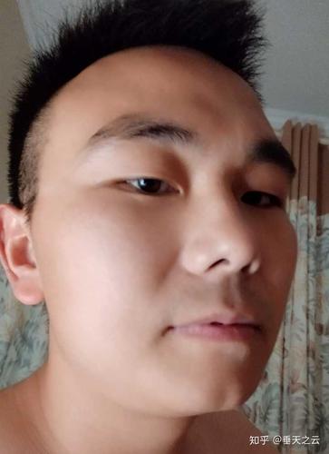 男人下巴有沟好吗:艺术气息的欧米伽型下巴