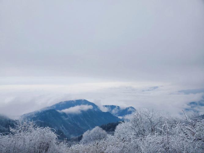 梦见雪山，梦见山顶积雪