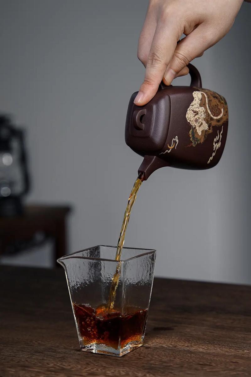 梦见茶壶 倒茶周公解梦,梦见茶壶 倒茶是什么意思?