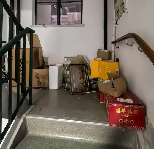 进门前的区域不宜放置哪些物品?