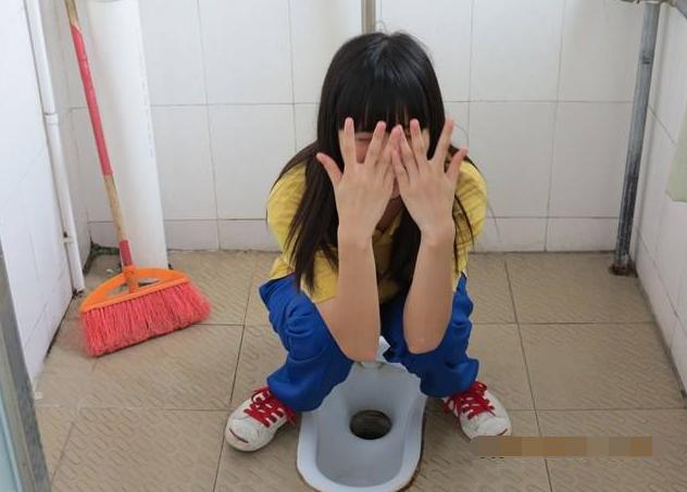 梦见女人蹲厕所有什么征兆
