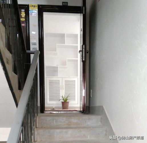 一开门就是对着上楼梯