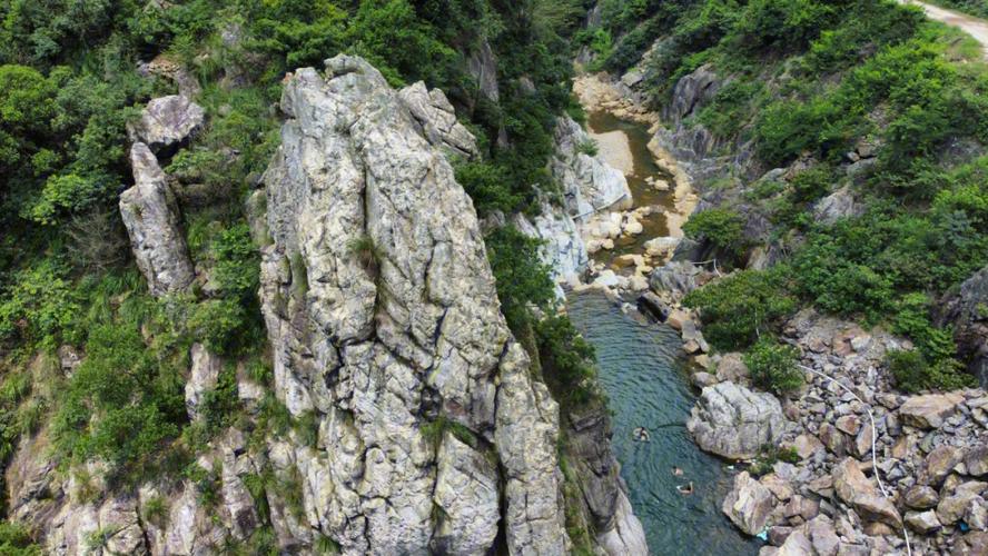 梦见水潭中泡澡