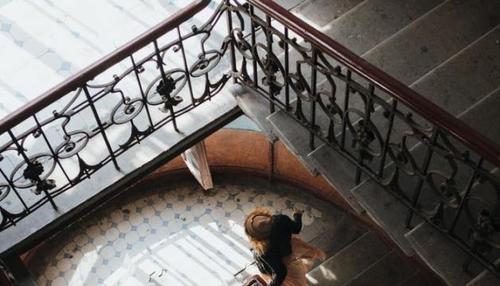 女人梦见楼梯断了是什么意思