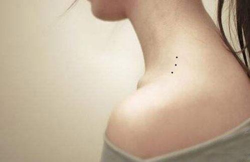 脖子上有三颗痣三角形