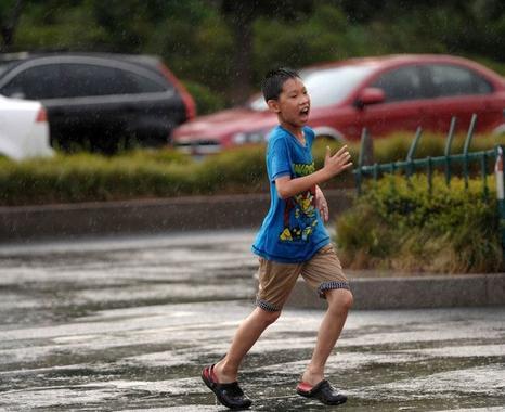 梦见和朋友淋雨奔跑