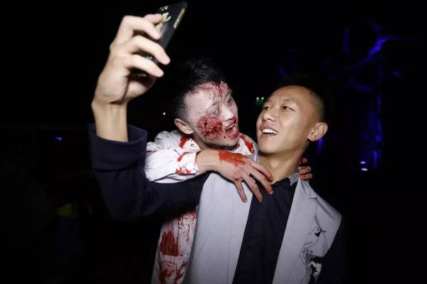 被鬼抓住了
