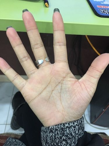 女人手上纹路杂乱聪明
