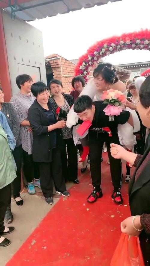 结婚为什么要弟弟背姐姐