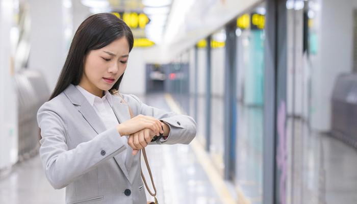 女人梦见自己在上班