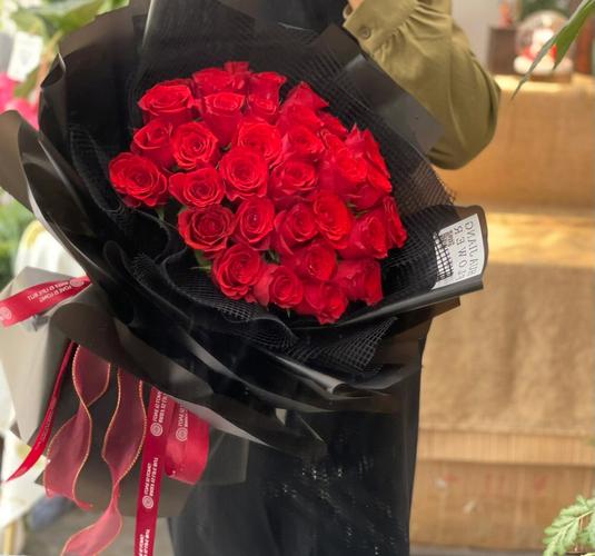 33朵红玫瑰的花语是什么?33朵红玫瑰代表什么意思?