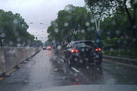 梦见开车下雨是什么意思?
