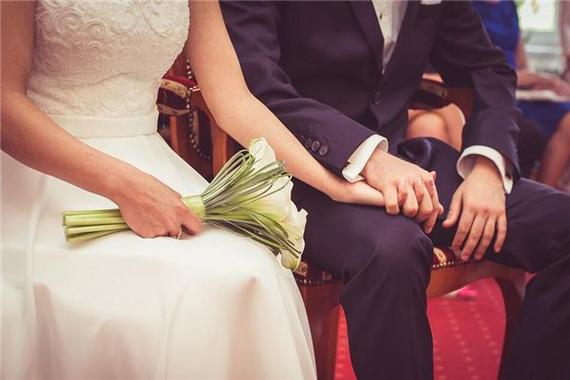 女人梦见吃别人的婚宴有什么征兆