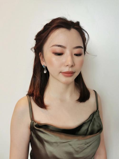 伴娘妆容及发型谁负责