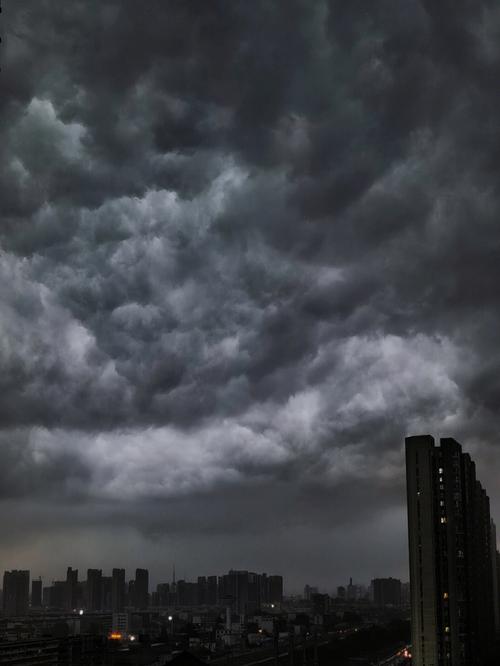 梦见天空黑云翻滚电闪雷鸣是啥意思