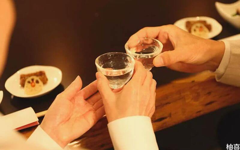 梦见我和别人喝白酒