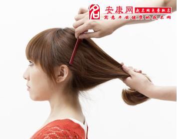 梦见给别人梳头是什么意思
