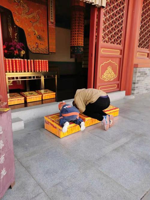 到庙里拜神