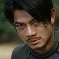 眼神凶狠的男人高傲自满