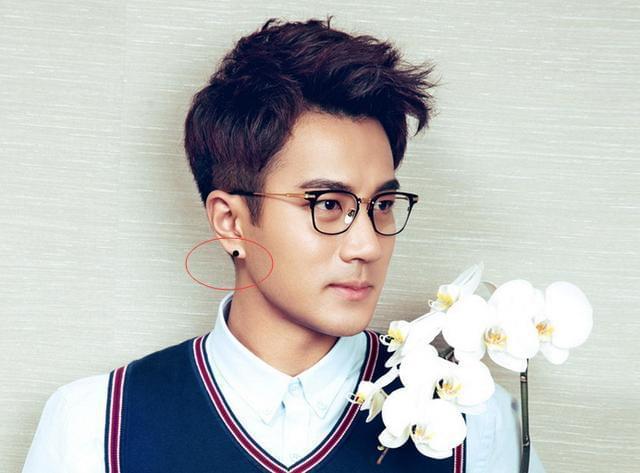 耳朵有痣的男人