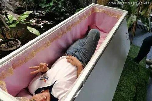梦见棺材在水里