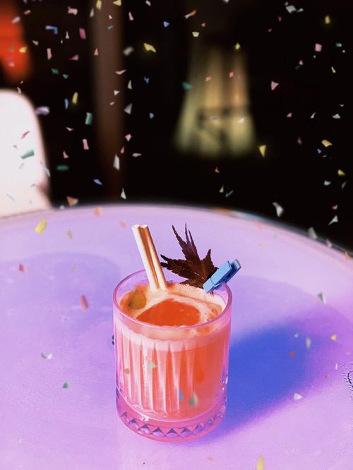 梦见去酒吧玩碰见家人