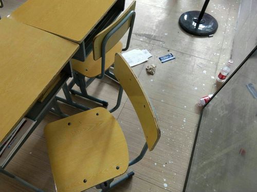 梦见教室里面扫垃圾是什么意思
