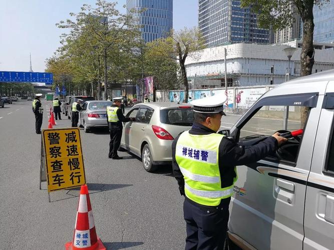 属狗的人如何应对路上交警查证