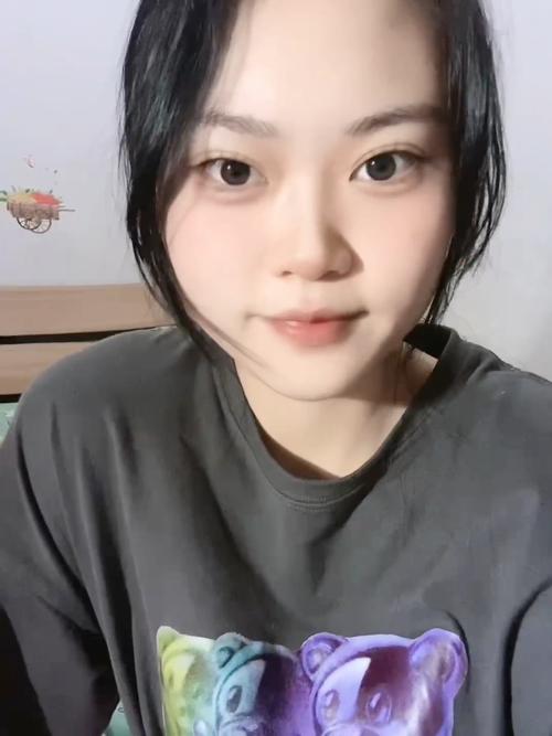 梦见女人光着下身睡觉