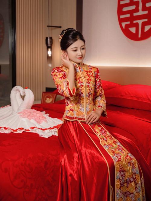 新娘坐床穿婚纱还是秀禾服
