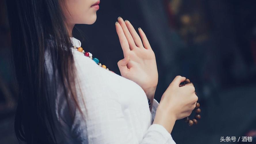 女人梦见自己烧香拜佛是什么意思