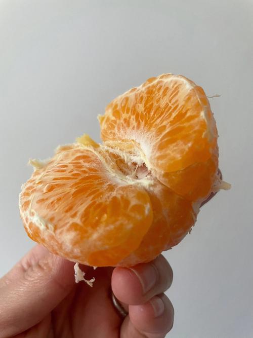 吃橘子