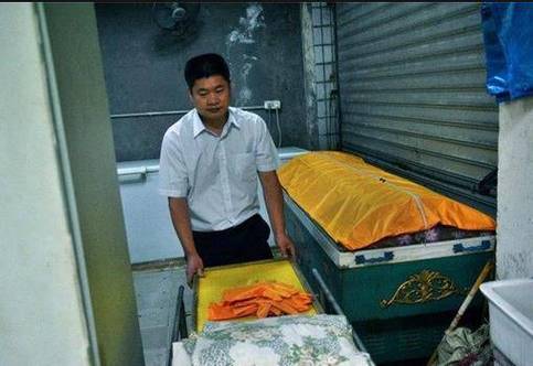 梦见活人和死人在一块