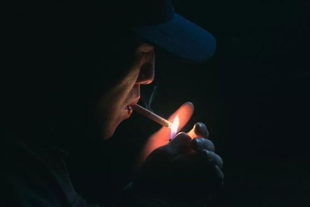 属鸡的男生喜欢待在哪里抽烟