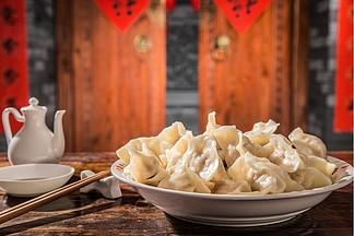 梦见过年回家吃饺子