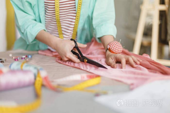 梦中看到用剪刀剪衣服代表什么