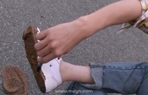 女人梦见一只脚踩了屎