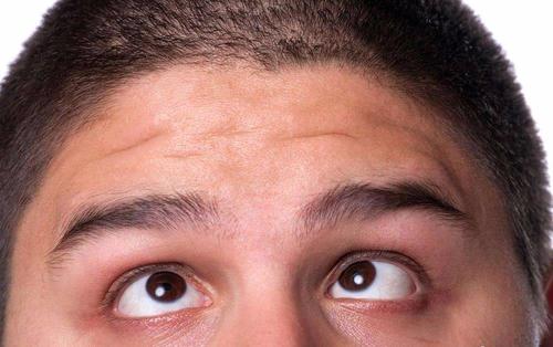 额头低窄的男人一事难成?