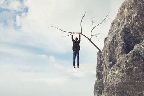 梦见悬崖边上走很害怕