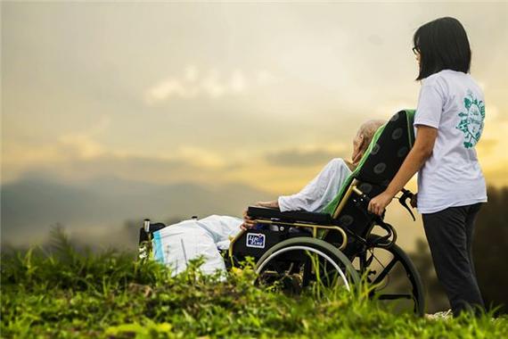 梦见病重的人起来走路有什么征兆