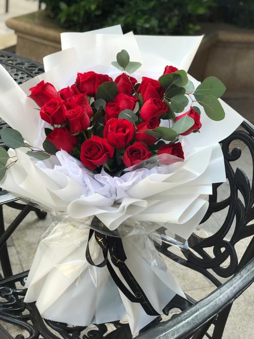 25朵红玫瑰的花语,25朵红玫瑰代表什么含义?