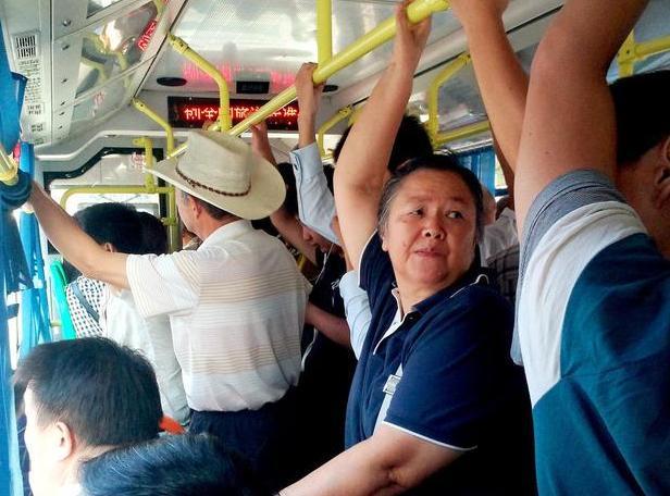 公交车上遇到老人