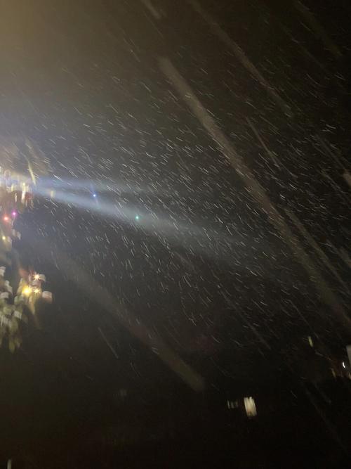 梦见下雪天很黑是什么意思