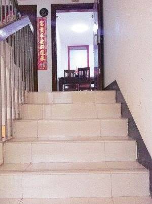 大门对着楼梯如何化解,大门正对楼梯风水化解