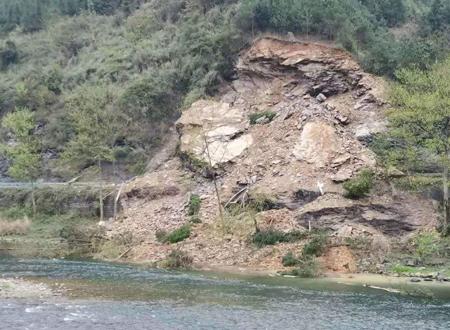 梦见自己亲眼看见大山倒塌,梦见大山塌自己却没事意味着什么