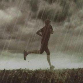 女人梦见自己冒雨前行