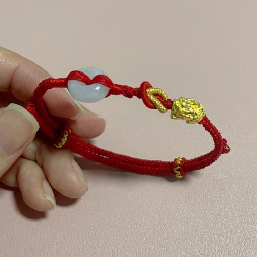 女生左手红绳代表什么意思