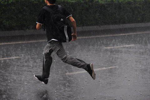 梦见雨中行走