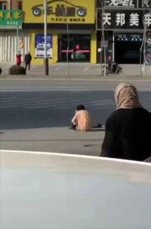 梦见没穿衣服大街上裸奔